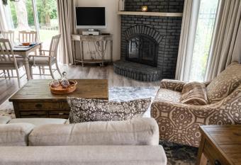 Devonfield Inn has rooms with a private hot tub