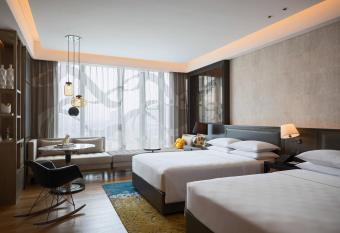 Renaissance Hangzhou Northeast has rooms with a private hot tub