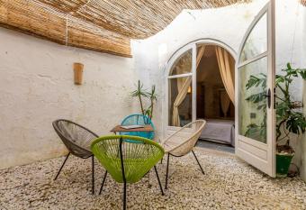 Azogue suites con patio privado allows 18 year olds to book a room