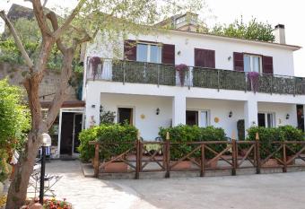 Il Cottage B&B has Balcony rooms