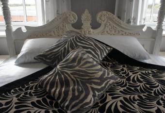 York House Hotel allows 18 year olds to book a room