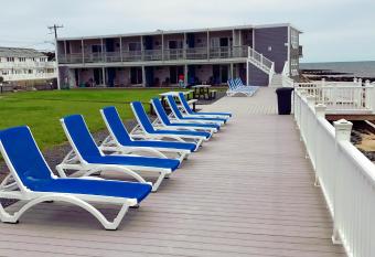 The Garlands Motel has Balcony rooms