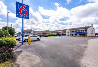 Motel 6 Anniston Al has Smoking rooms