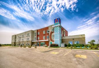 Motel 6 HeadingleyoWinnipeg West allows 18 year olds to book a room