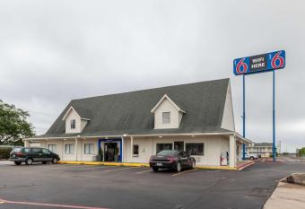 Motel 6 Houston - Nasa allows 18 year olds to book a room