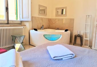 Allegra Viareggio Appartamento & Affittacamere Guest house allows 18 year olds to book a room