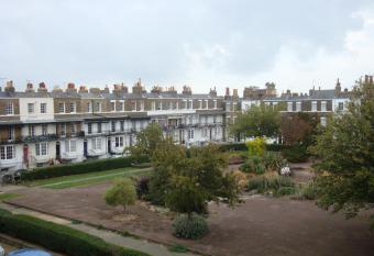 Spencer Court has Balcony rooms