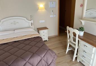 Hostal Toledo Plaza has Balcony rooms