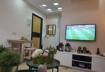 Val Fleuri Apartment with 2 Balconies, Casablanca allows 18 year olds to book a room