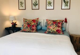 Oak Tree Garden Cottage has Balcony rooms