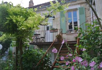 L Epiphanie has Balcony rooms