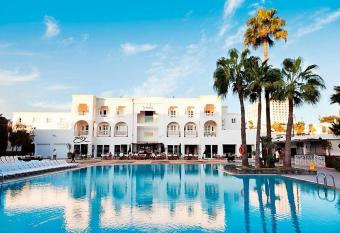 Royal Decameron Tafoukt Beach Resort & Spa - All Inclusive allows 18 year olds to book a room