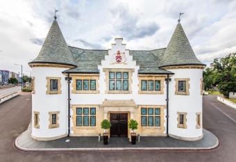 DoubleTree by Hilton London Heathrow Airport allows 18 year olds to book a room