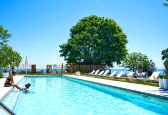 The Lakeside Motel has Balcony rooms