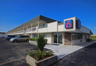 Motel 6 Lima has Smoking rooms