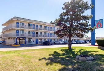 Motel 6 Dallas - Garland has Smoking rooms