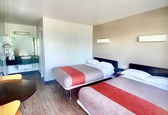 Motel 6 San Antonio West - Seaworld allows 18 year olds to book a room