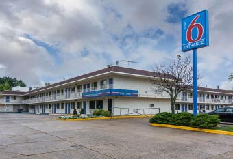 Motel 6 Fredericksburg, Va - North has Smoking rooms