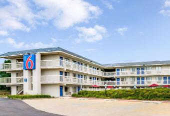 Motel 6-Rolling Meadows, Il - Chicago Northwest allows 18 year olds to book a room