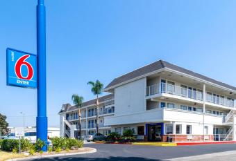 Motel 6 Anaheim Fullerton East has Smoking rooms