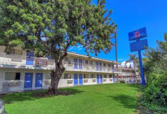 Motel 6 Chino Los Angeles Area allows 18 year olds to book a room