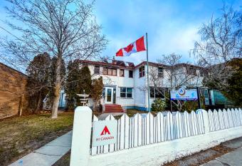 HI Penticton - Hostel allows 18 year olds to book a room