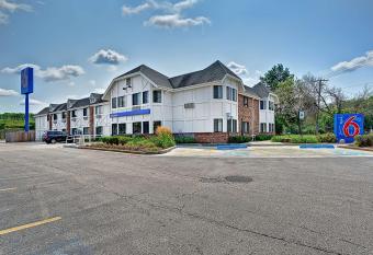 Motel 6 Chicago North Glenview allows 18 year olds to book a room
