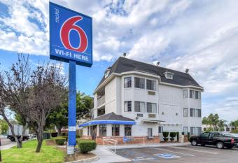 Motel 6 Escondido has Smoking rooms