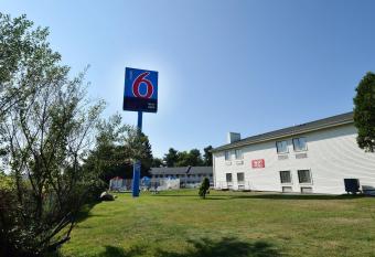 Motel 6 Nashua - North has Smoking rooms