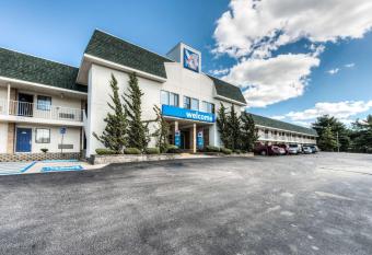 Motel 6 New London - Niantic has Smoking rooms