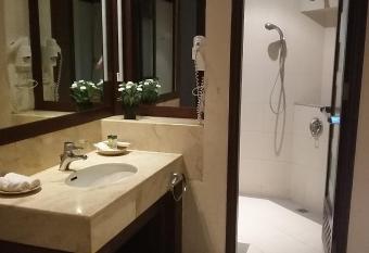 Finna Golf & Country Club has rooms with a private hot tub