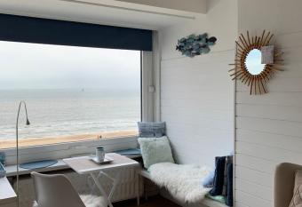 Santiago seaview allows 18 year olds to book a room