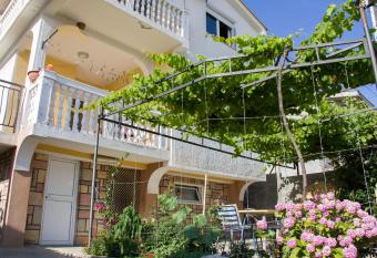 Apartments Lux seaview has Balcony rooms