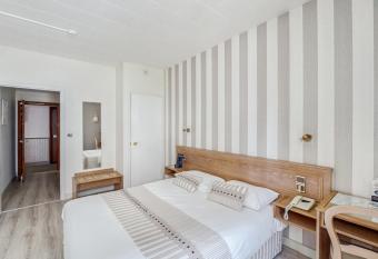 Contact H  tel Limoges - HOTEL DES DEUX MOULINS has Balcony rooms