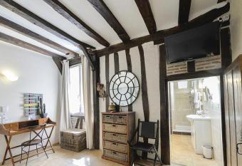 H  tel-Restaurant-Chambre Insolite Spa - Le XII de Luynes has rooms with a private hot tub