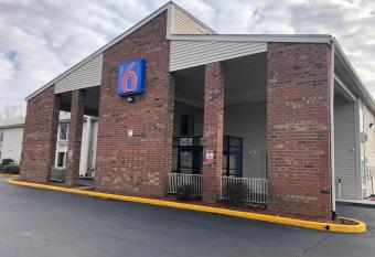 Motel 6 Greensboro Airport has Smoking rooms