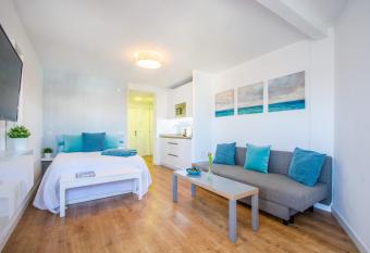Esmeralda, Pet Friendly, Sea View, Wifi, Near the Beach allows 18 year olds to book a room