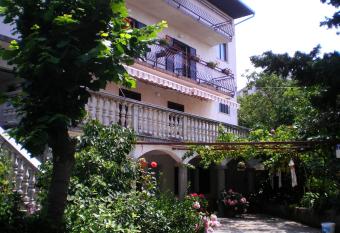 HOLIDAY ROOM - THE VIEW allows 18 year olds to book a room