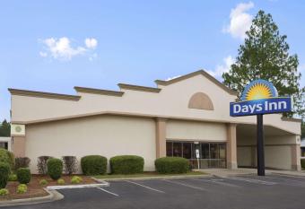 Days Inn by Wyndham Fayetteville-South/I-95 Exit 49 has Smoking rooms
