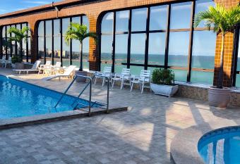 Flat Pasargada 1013 allows 18 year olds to book a room