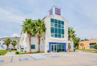 Motel 6 Biloxi Ms - Beach allows 18 year olds to book a room