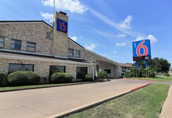 Motel 6 Austin, Tx - Central Downtown Ut allows 18 year olds to book a room
