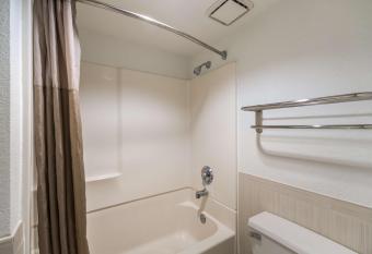 Motel 6-Houston, Tx - Brookhollow allows 18 year olds to book a room