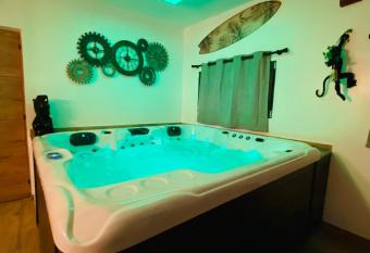 Suite Cupidon- Domaine des trois ch  teaux has Balcony rooms