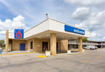 Motel 6 Baton Rouge Southeast allows 18 year olds to book a room