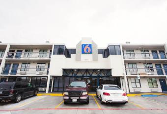 Motel 6 Houston, Tx - Medical Center / Nrg Stadium allows 18 year olds to book a room