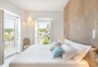 AQUAMADRE Suites has Balcony rooms