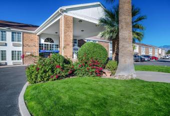 Motel 6 Tucson North allows 18 year olds to book a room