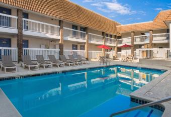 Motel 6 Dallas o Duncanville allows 18 year olds to book a room