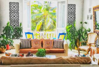 Hotel AT THE PARK allows 18 year olds to book a room